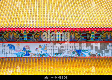 Chiusura del tetto giallo al Tempio di Kek Lok Si, George Town, Malaysia Foto Stock