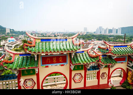 Vista sul Tempio di Kek Lok Si e la città dietro, George Town, Penang, Malaysia Foto Stock