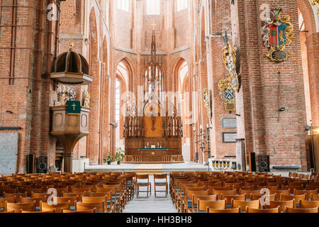 Riga, Lettonia - 1 Luglio 2016: la navata della chiesa di San Pietro interno, la parte centrale della chiesa edificio ai parrocchiani alloggio. Foto Stock