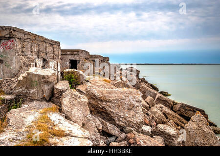 Vista sul palazzo in rovina sulla Spiaggia di Liepaja contro di infiniti paesaggi acquatici, Lettonia Foto Stock