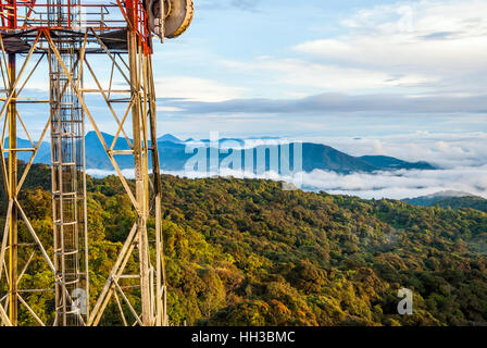 Colline in Cameron Highlands con torre di telecomunicazione nella luce del mattino, Malaysia Foto Stock