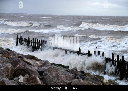 Mare mosso di colpire i frangiflutti Bawdsey Suffolk REGNO UNITO Foto Stock