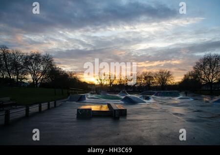 Tramonto su uno skate park in St Georges Park, Bristol, Regno Unito Foto Stock