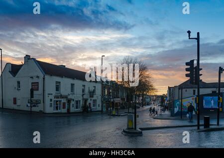 Tramonto sulla strada della chiesa nella zona orientale di St George e Redfield, Bristol, Regno Unito Foto Stock