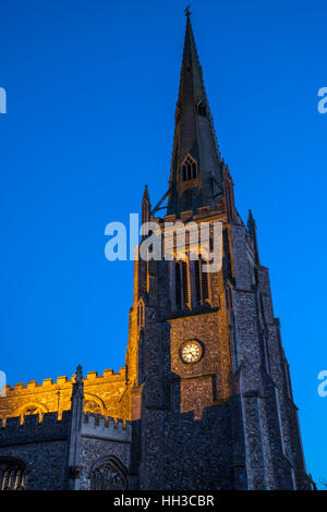 Il magnifico campanile della chiesa parrocchiale di San Giovanni a Thaxted, Essex. Foto Stock