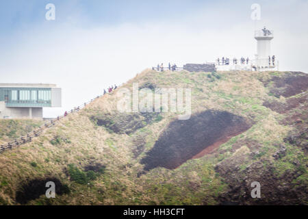 Faro, il bersaglio di treking in Seopjikoji. Si trova alla fine della sponda orientale dell'isola di Jeju, Corea del Sud Foto Stock