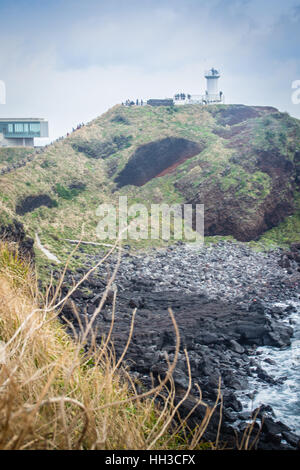 Faro, il bersaglio di treking in Seopjikoji. Si trova alla fine della sponda orientale dell'isola di Jeju, Corea del Sud Foto Stock