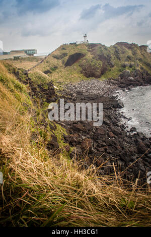 Faro, il bersaglio di treking in Seopjikoji. Si trova alla fine della sponda orientale dell'isola di Jeju, Corea del Sud Foto Stock