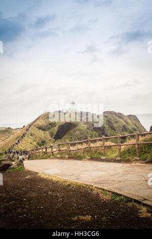 Jeju Island, Corea - 13 Novembre 2016 : La visita turistica di Faro, il bersaglio di treking in Seopjikoji. Si trova alla fine della riva orientale Foto Stock