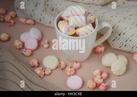 Cioccolata calda bevanda con marshmallow, beze, popcorn Foto Stock