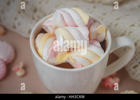 Cioccolata calda bevanda con marshmallow, beze, popcorn Foto Stock