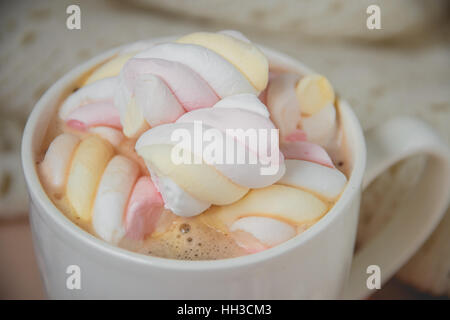 Cioccolata calda bevanda con marshmallow Foto Stock