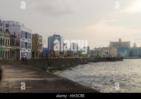 L'Avana, Cuba - 14 Maggio 2015: Vista di Malecon (El Malecon) lungomare boulevard nel vecchio quartiere di Havana. Foto Stock