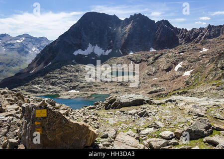 Escursionismo in Valle d'Aosta, Italia. Vista del terzo lago di Lussert da Laures col. Foto Stock