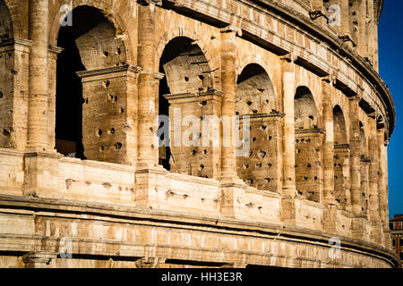 Il Colosseo di Roma nella luce del mattino durante il periodo estivo in Italia a Roma. Foto Stock