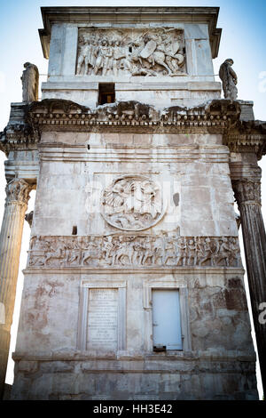 Un particolare colpo di sculture in rilievo sull arco di Costantino a Roma, Italia. Foto Stock