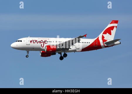 Los Angeles, Stati Uniti - 19 Febbraio 2016: Un Air Canada Rouge Airbus A319, con registrazione C-FYIY in atterraggio a Los Angeles International Airp Foto Stock