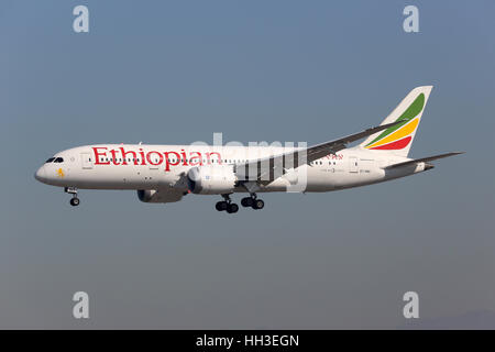 Los Angeles, Stati Uniti d'America - 22 Febbraio 2016: un'Ethiopian Airlines Boeing Dreamliner 787-8 con la registrazione ET-approcci AOU Los Angeles International Foto Stock