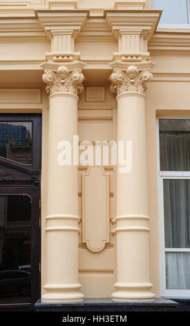 Le bellissime colonne sulla facciata di edificio Foto Stock