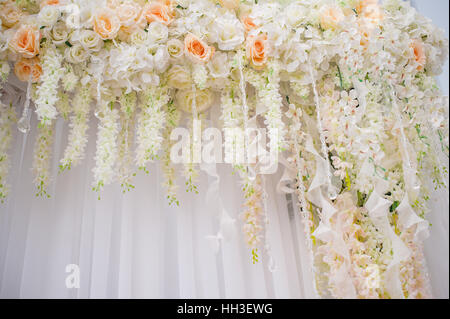 Bellissimo arco decorato con fiori per la cerimonia di nozze Foto Stock