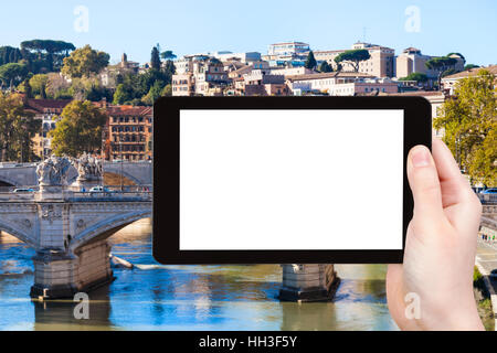 Concetto di viaggio - fotografie turistica ponte sul fiume Tevere a Roma città su tablet con taglio fuori schermo vuoto con posto per la pubblicità in Italia Foto Stock