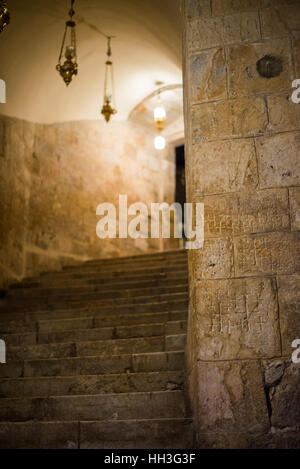 Crusader graffiti incisi nelle pareti delle scale che conduce alla cappella di San Helene, Chiesa del Santo Sepolcro di Gerusalemme, Israele Foto Stock