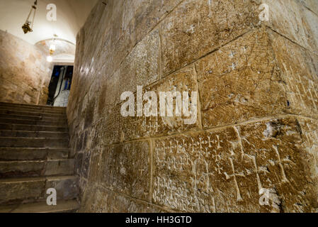 Crusader graffiti incisi nelle pareti delle scale che conduce alla cappella di San Helene, Chiesa del Santo Sepolcro di Gerusalemme, Israele Foto Stock