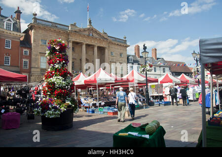 Gli amanti dello shopping in Piazza del Mercato e il Buttermarket in Newark on Trent, Nottinghamshire England Regno Unito Foto Stock