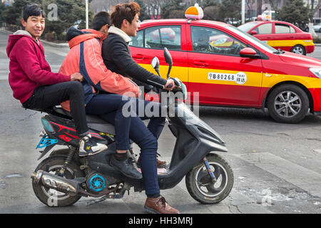 Tre ragazzi su un ebike, Shizuishan, Ningxia, Cina Foto Stock