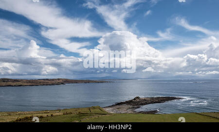 Big Sky oltre la calma Baia di Donegal Foto Stock
