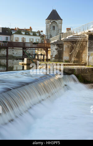 Il Loing con la gate di Borgogna Foto Stock