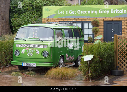 Otteniamo Greening Gray Britain mostra con VW Campervan a RHS Garden Wisley, Woking, Surrey, UK in gennaio - Volkswagen camper van Foto Stock