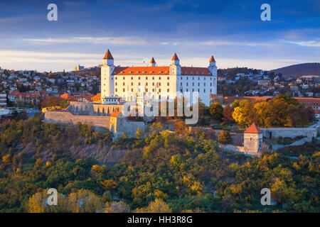 Il castello di Bratislava oltre il fiume Danubio al tramonto,Bratislava, Slovacchia Foto Stock