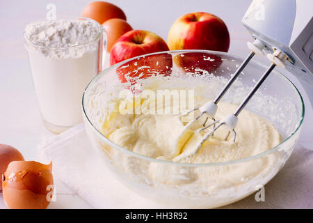 Impasto per la torta nella ciotola di vetro messa a fuoco selettiva Foto Stock