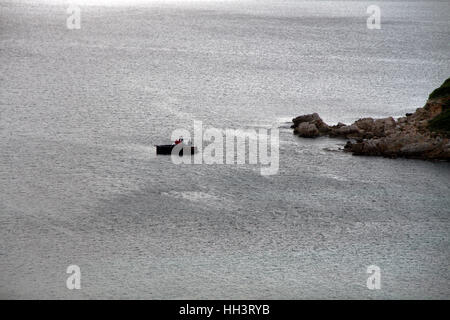 Barca mare drammatico inverno nuvoloso giorno luce scena, Mallorca Spagna Spain Foto Stock