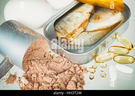 Alimenti ad alto contenuto proteico degli alimenti per fitness e Omega 3; olio di pesce capsule, vitamina D3 e magnesio Foto Stock