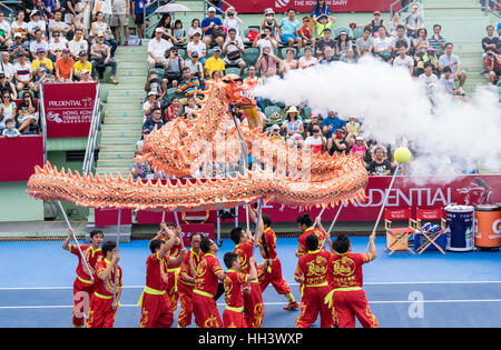 Dragon dance con fumo di hong kong Foto Stock