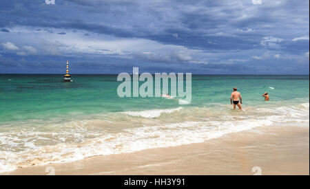 Per gli anziani il nuoto nel mare di Cottesloe Beach Foto Stock