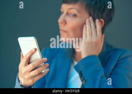 Imprenditrice rendendo selfie foto ritratto con mobile smart phone in office Foto Stock