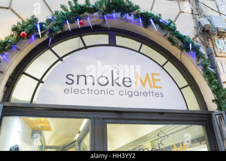 Segno di fumo sopra di me e-shop di sigaretta in Roma, Italia Foto Stock