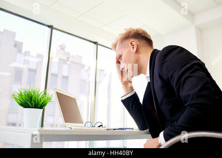 Il concetto di stress, problemi di business. La bionda imprenditrice ho Foto Stock