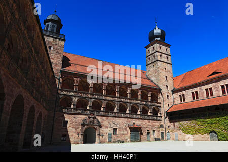 Il Schoene Hof, cortile rinascimentale con rilievi di immagini tra i portici, Hohenzollernresidenz Plassenburg, Kulmbach, Alta Franconia, Bavaria Foto Stock