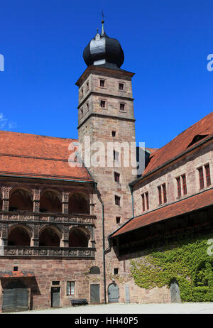 Il Schoene Hof, cortile rinascimentale con rilievi di immagini tra i portici, Hohenzollernresidenz Plassenburg, Kulmbach, Alta Franconia, Bavaria Foto Stock