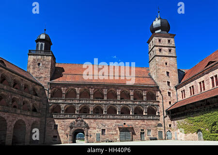 Il Schoene Hof, cortile rinascimentale con rilievi di immagini tra i portici, Hohenzollernresidenz Plassenburg, Kulmbach, Alta Franconia, Bavaria Foto Stock