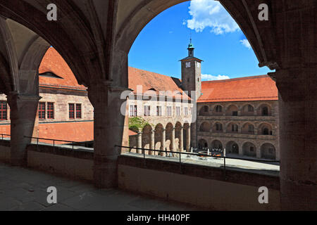 Il Schoene Hof, cortile rinascimentale con rilievi di immagini tra i portici, Hohenzollernresidenz, castello Plassenburg Foto Stock