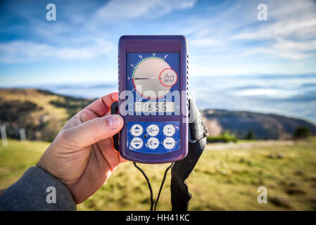 Parapendio è controllo Altimetro digitale per il parapendio o paracadute prima dell'inizio della pendenza Foto Stock