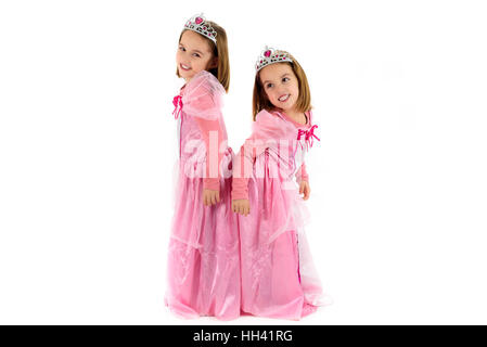 Ritratto di Little Twin ragazze vestite come principessa in rosa. Dei bambini felici pronte per la festa in costume. Carino sorridente gioioso gemelli sono indossando costu royalty Foto Stock