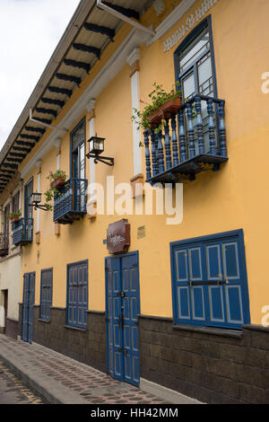 Luglio 10, 2016 Cuenca, Ecuador: mentre molti edifici moderni sono in costruzione la città ha conservato gran parte della sua architettura coloniale nel centro storico Foto Stock