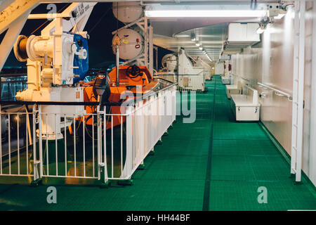 Stoccolma, Svezia - 11 GEN 2017: la barca di salvataggio sul ponte passeggiata del Baltico cruiseferry regina di proprietà dell'Estonia-basato operatore di navi traghetto Tallink. Foto Stock