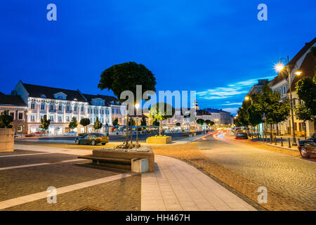 Vilnius, Lituania. La Scenic vista serale di illuminata Didzioji Street con Red Motion Blur effetto sulla strada e traffico leggero in Città Vecchia sotto la somma Foto Stock